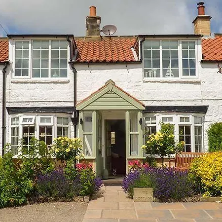 April Cottage, Holiday home *